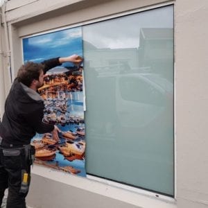 Montering av vindusdekor for Elon