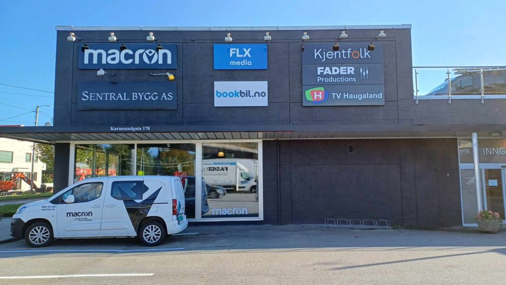 Skilter på bygg diverse logo fra bedrifter