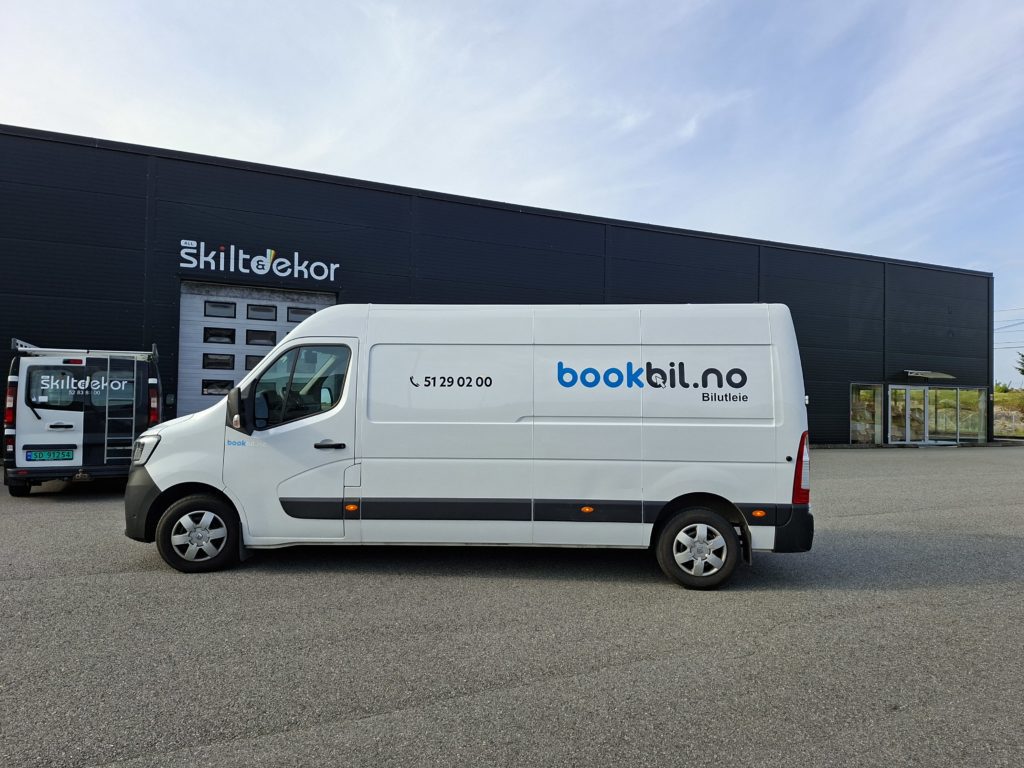Bookbil varebil med logo på. Varebilen er vivaro hvit
