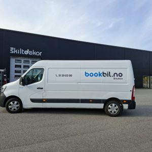 Bookbil varebil med logo på. Varebilen er vivaro hvit